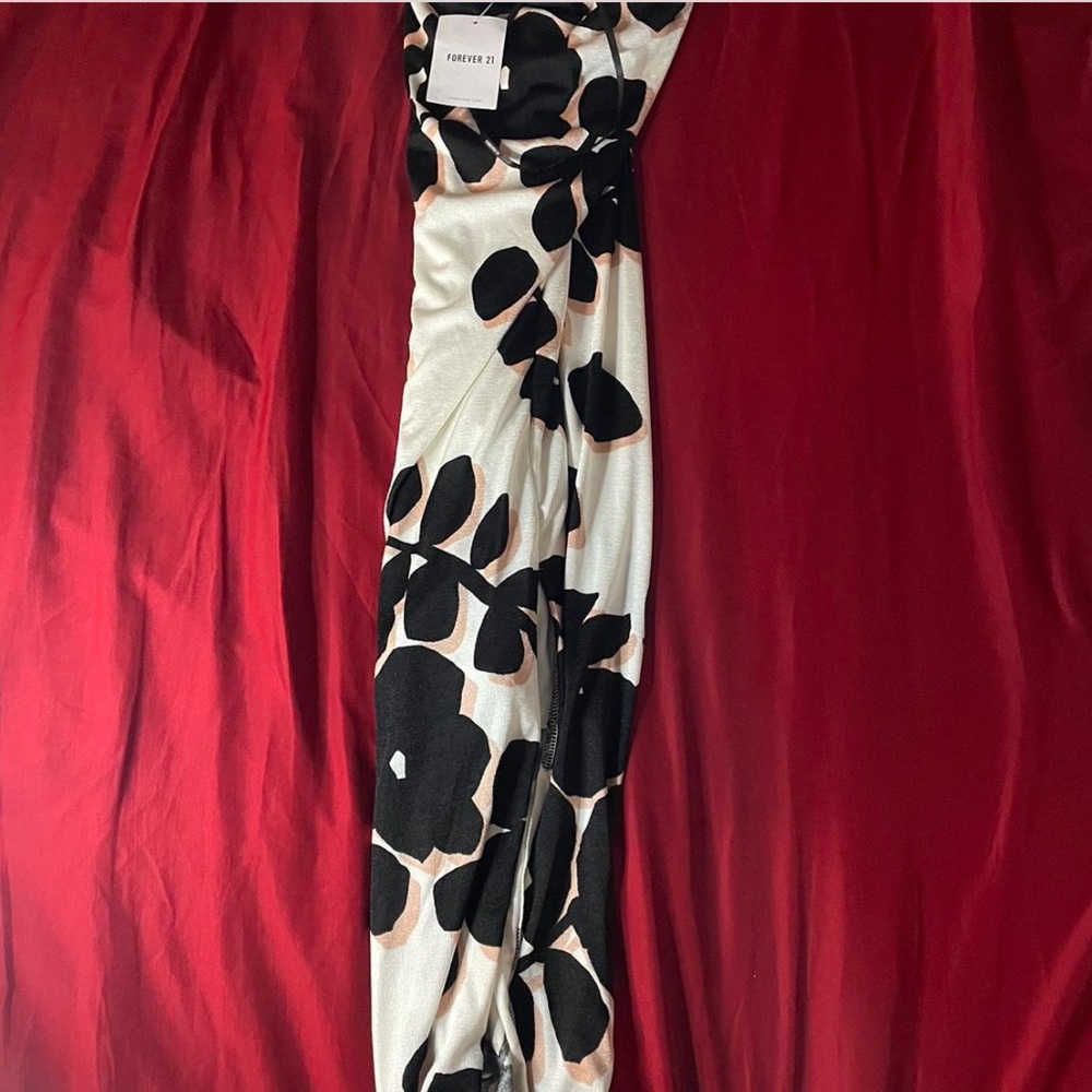 NEW WITH TAGS FLORAL DRESS - Picture 3 of 4